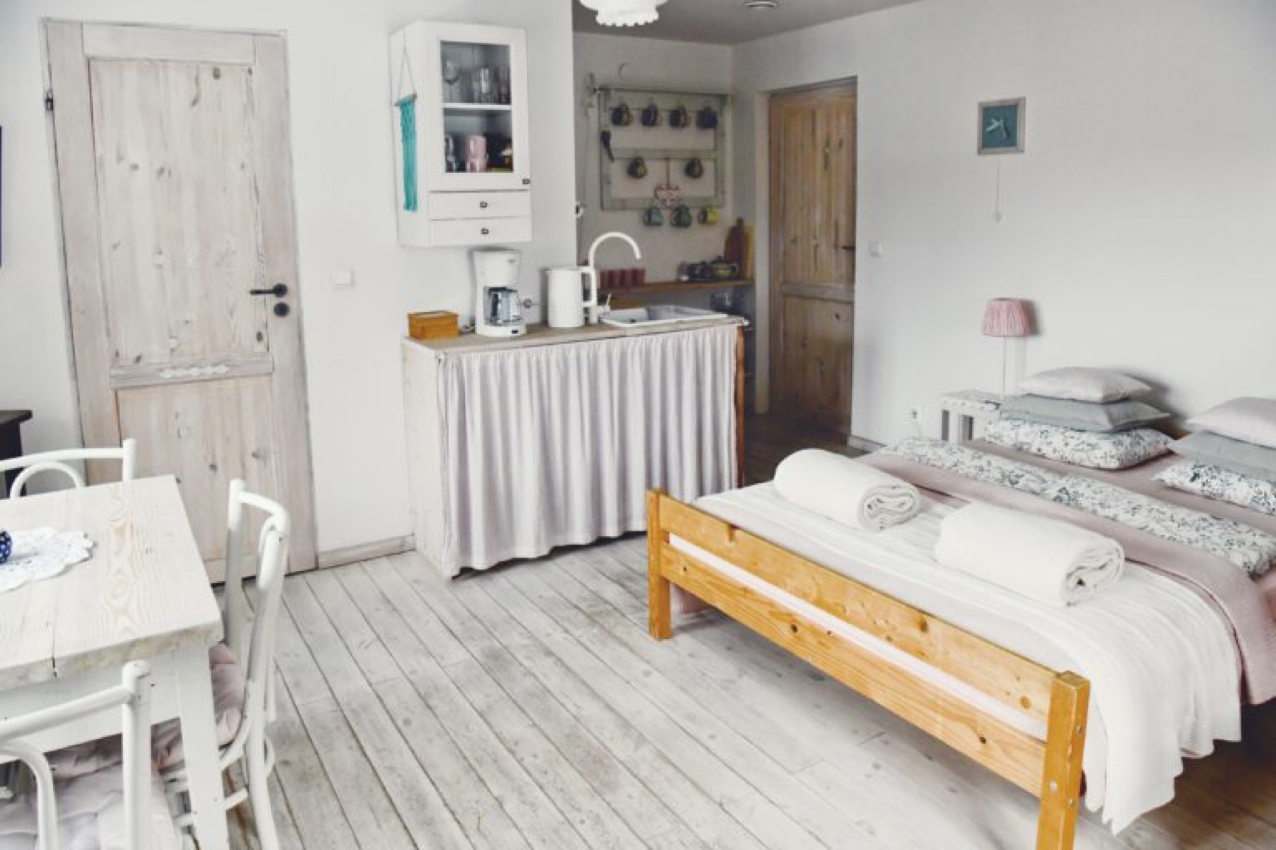 Łóżko i aneks w Apartamencie Pastelowym