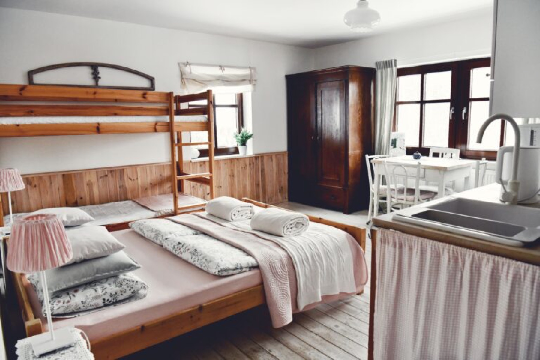 Rodzinne łóżka w Apartamencie Pastelowym